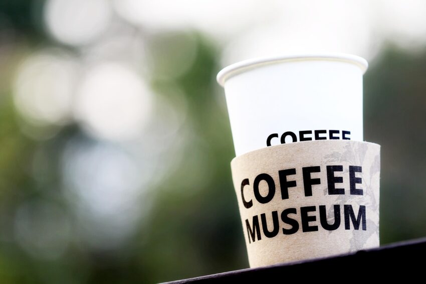 Sæt dit præg på kaffepausen: Logo kaffebægre og låg med identitet