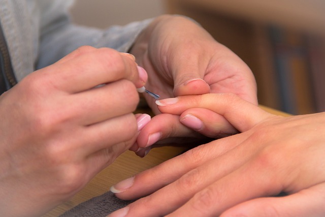 Sådan laver du de perfekte gele negle derhjemme